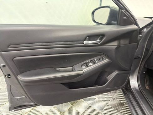 Used 2024 Nissan Altima 2.5 SV FWD image 11