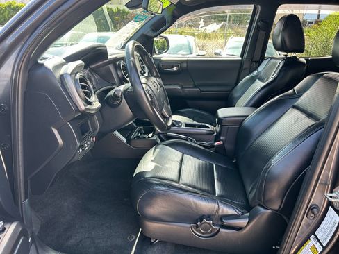 Used 2018 Toyota Tacoma TRD Sport AWD/4WD image 19
