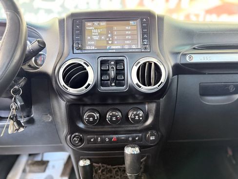 Used 2013 Jeep Wrangler Unlimited Rubicon w/ Connectivity Group AWD/4WD image 25