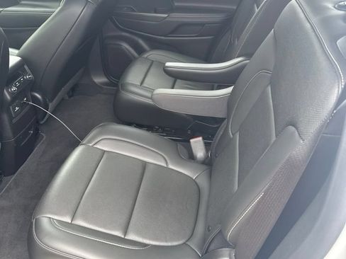 Used 2023 GMC Acadia SLT AWD/4WD image 9