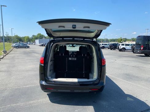 Used 2020 Chrysler Voyager LX FWD image 9