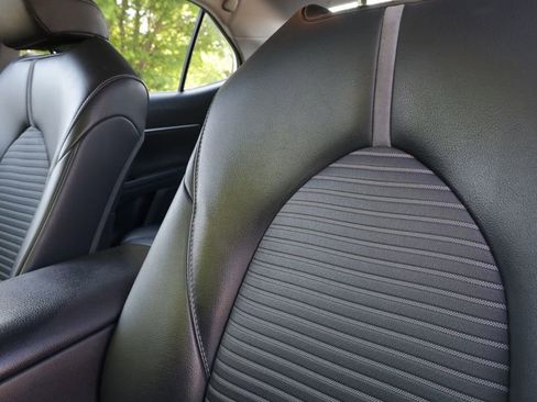 Used 2019 Toyota Camry SE FWD image 19