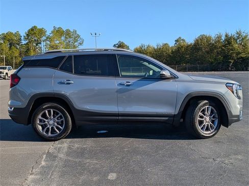Used 2023 GMC Terrain SLT image 3