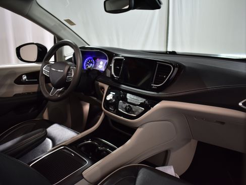 Used 2023 Chrysler Pacifica Limited w/ Trailer Tow Group image 30