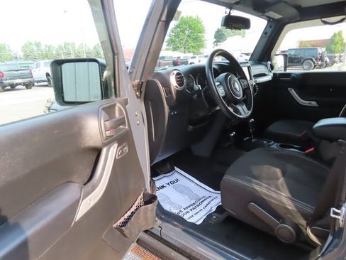 Used 2016 Jeep Wrangler Unlimited Rubicon w/ Connectivity Group AWD/4WD image 16
