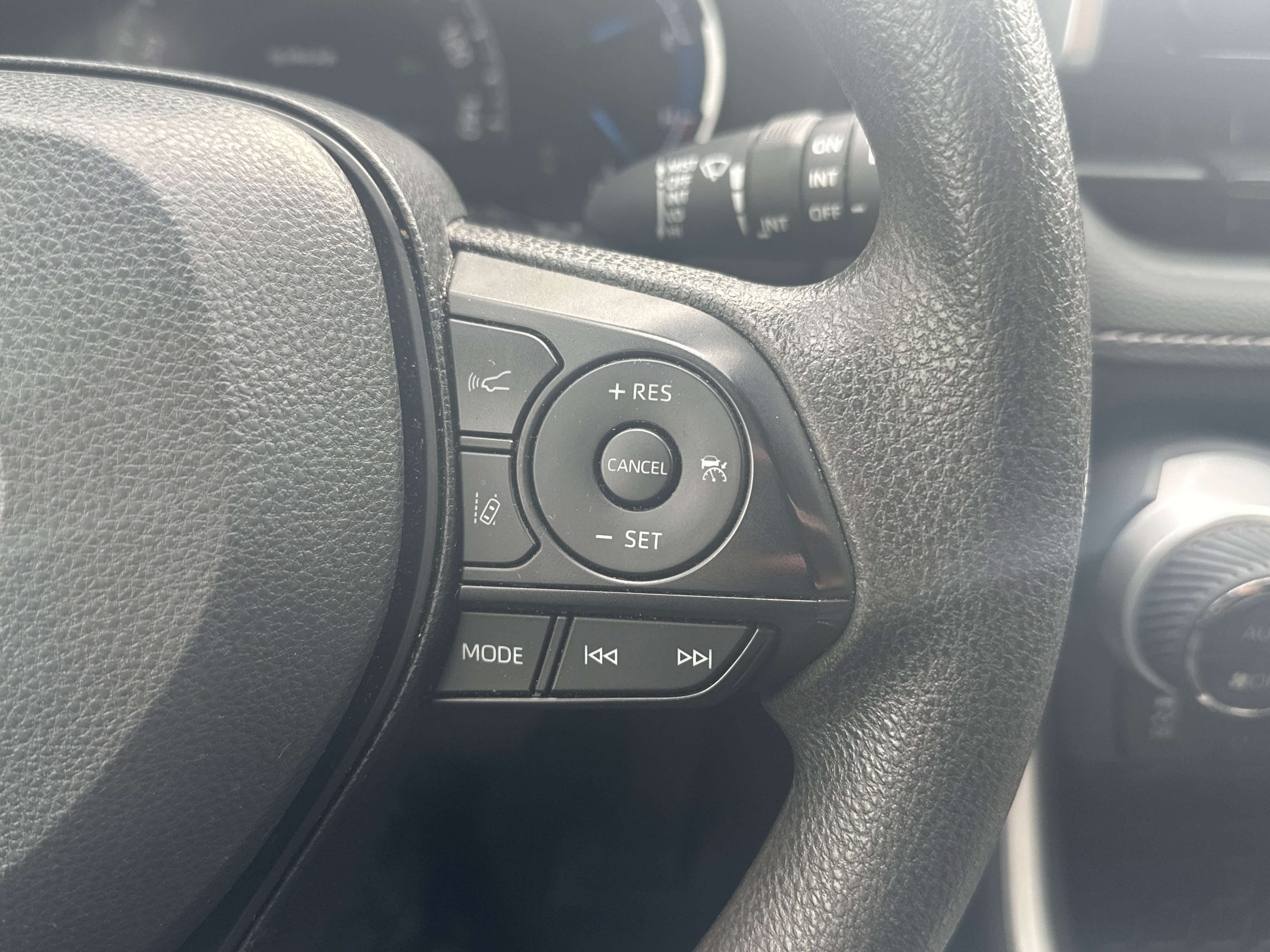 Used 2025 Toyota RAV4 XLE AWD/4WD image 19