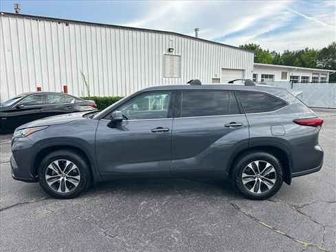 Used 2020 Toyota Highlander XLE AWD/4WD image 7