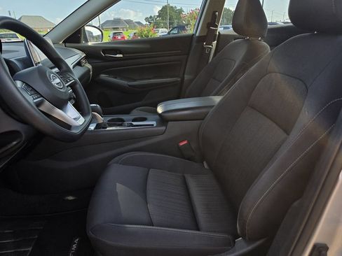 Used 2025 Nissan Altima 2.5 SV FWD image 14