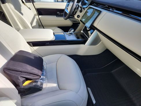 New 2026 Land Rover Range Rover SE image 3