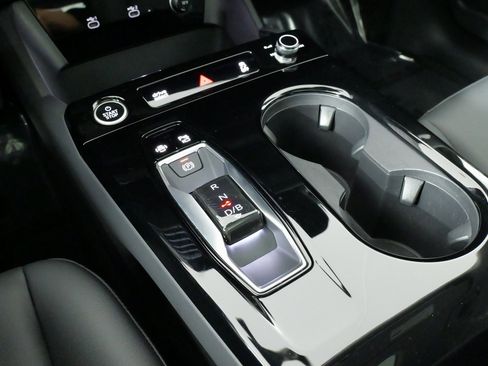 Used 2025 Audi Q6 e-tron Premium image 63