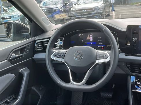 Used 2025 Volkswagen Jetta SE image 23