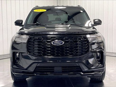 Used 2025 Ford Explorer ST-Line w/ ST-Line Street Pack AWD/4WD image 2