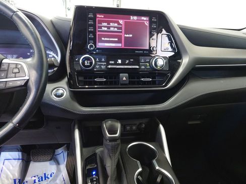 Used 2020 Toyota Highlander XLE AWD/4WD image 18