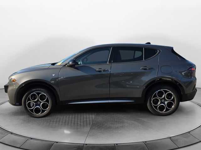 Used 2024 Alfa Romeo Tonale Ti w/ Premium Interior Package AWD/4WD image 2