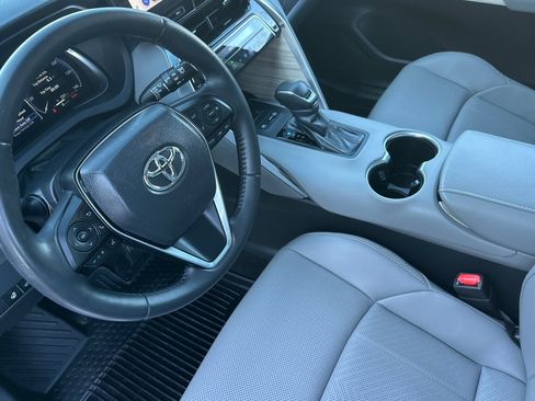 Used 2024 Toyota Venza Limited image 12