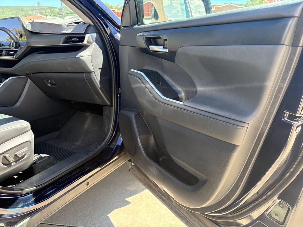 Used 2025 Toyota Highlander XLE AWD/4WD image 9