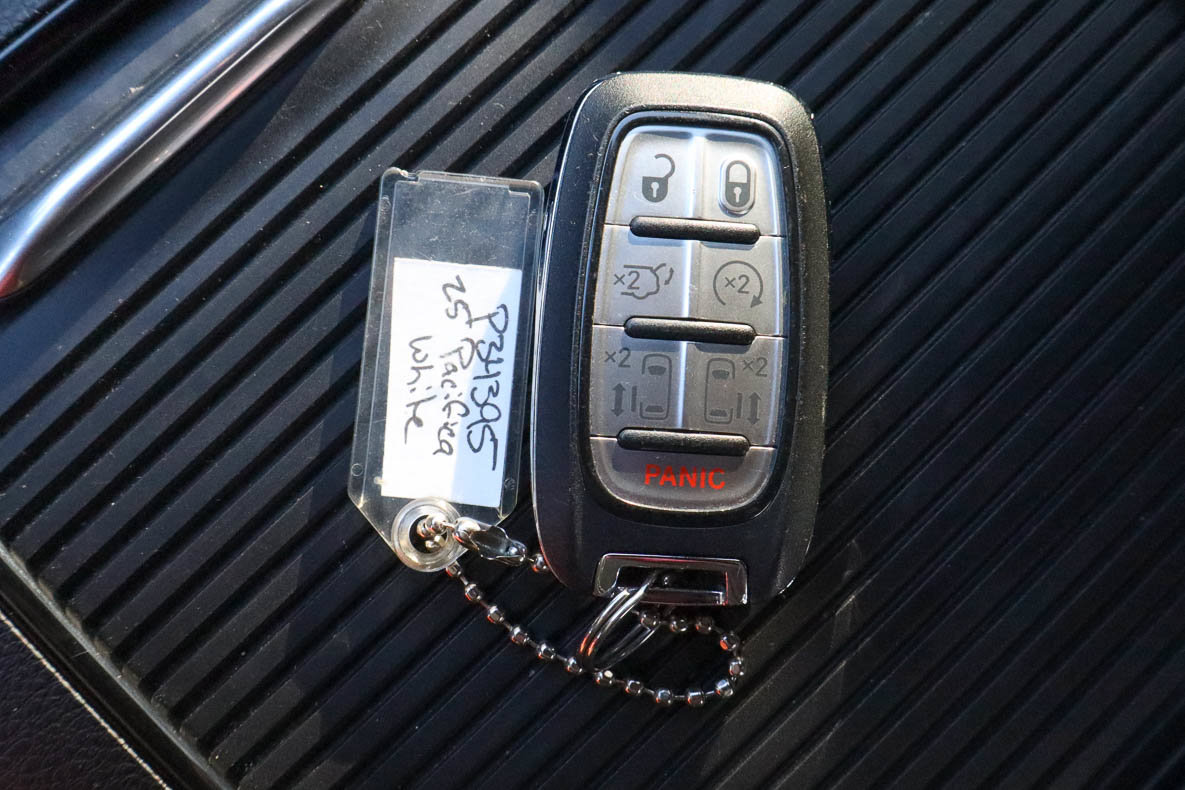 Used 2025 Chrysler Pacifica Limited FWD image 35