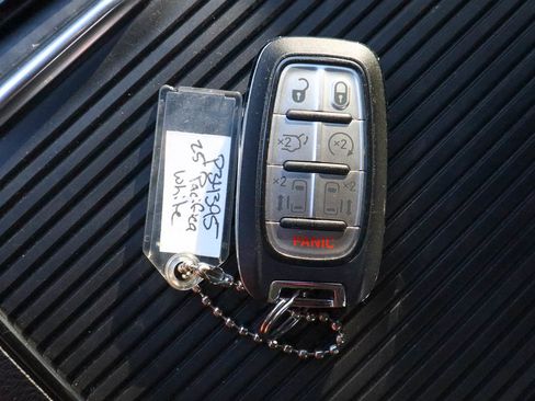 Used 2025 Chrysler Pacifica Limited FWD image 35