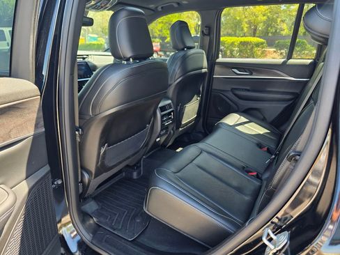 Used 2024 Jeep Grand Cherokee Limited w/ Black Appearance Package image 27