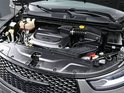 Used 2023 Chrysler Pacifica Limited w/ Uconnect Theater Family Group image 10