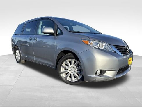 Used 2012 Toyota Sienna XLE image 1