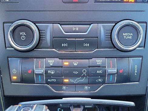 Used 2018 Ford Explorer XLT image 28