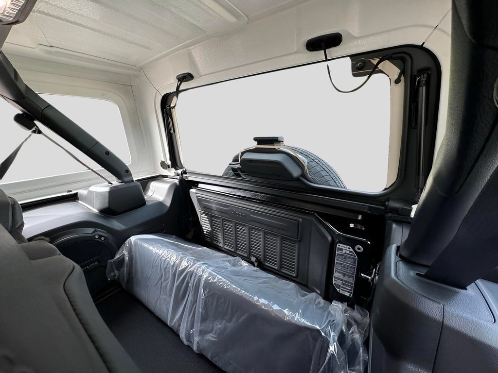 New 2024 Jeep Wrangler Unlimited Sahara w/ Technology Group AWD/4WD image 10