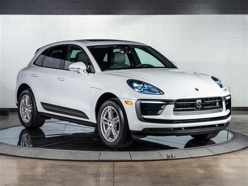 Certified 2025 Porsche Macan image 7