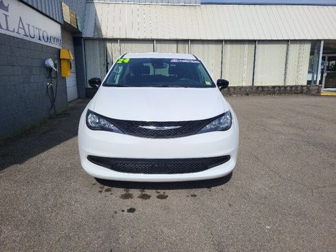 Used 2024 Chrysler Voyager LX FWD image 4