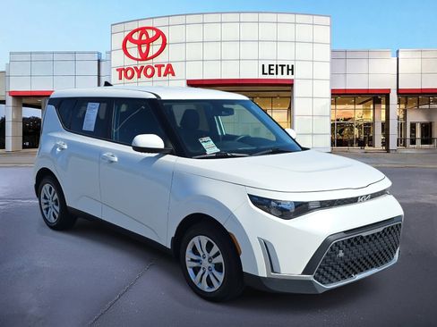 Used 2023 Kia Soul LX image 3