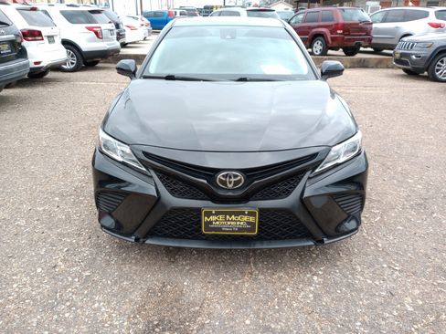 Used 2019 Toyota Camry SE image 2