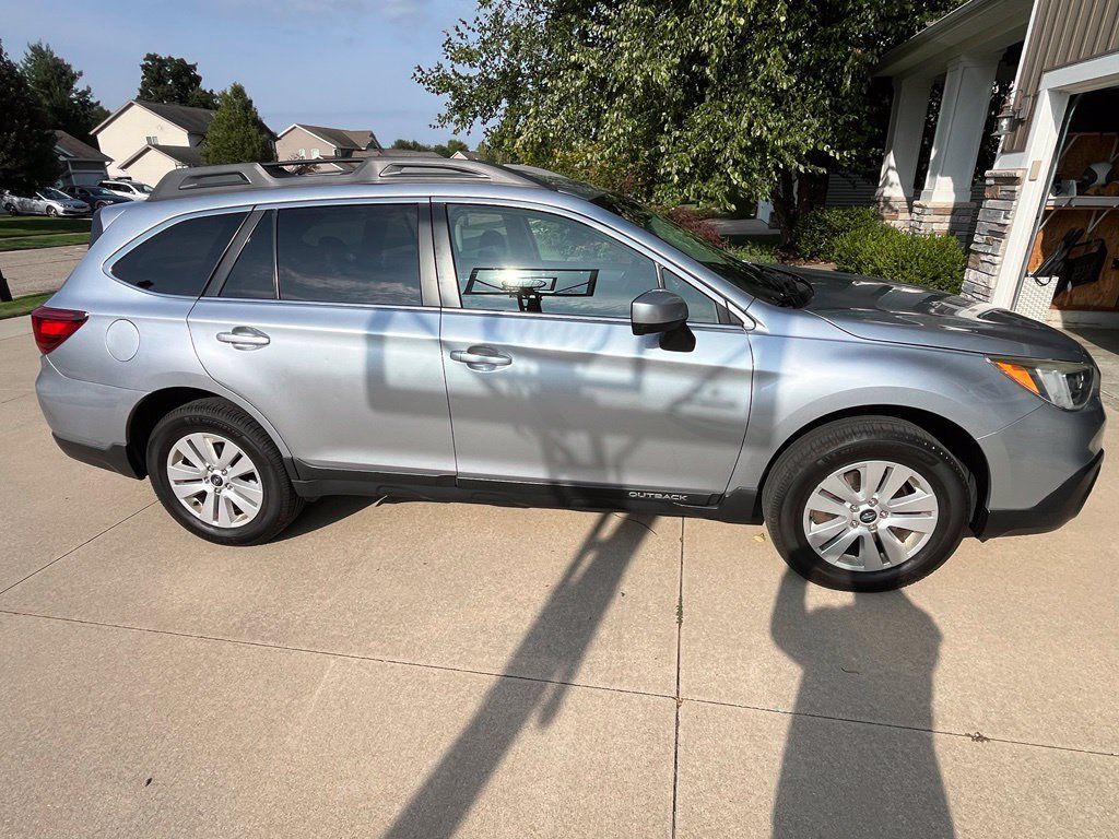 Used 2017 Subaru Outback 2.5i Premium AWD/4WD image 3