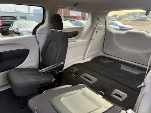 Used 2023 Chrysler Voyager LX image 12