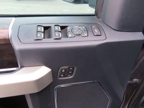 Used 2022 Ford F250 Lariat w/ Chrome Package image 28