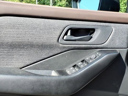 Used 2023 Nissan Rogue S image 19