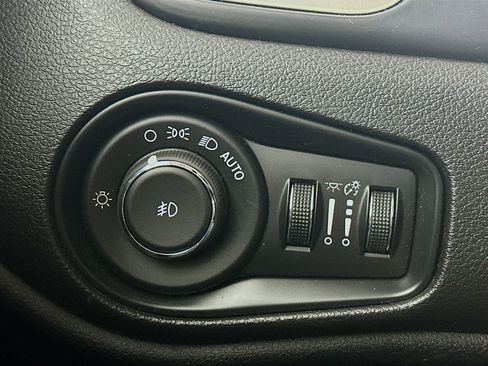 Used 2017 Jeep Renegade Trailhawk AWD/4WD image 16