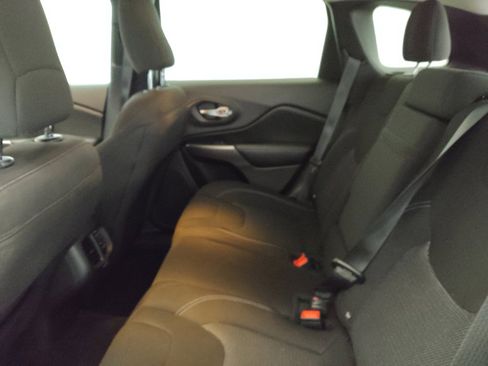 Used 2019 Jeep Cherokee Latitude w/ Popular Appearance Group AWD/4WD image 18