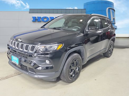 Used 2025 Jeep Compass Latitude image 2