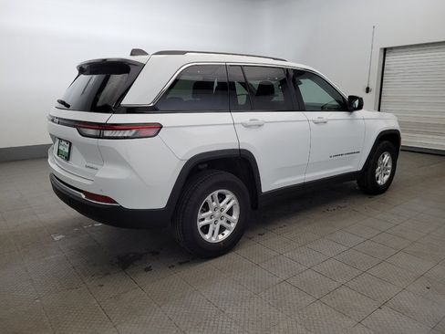 Used 2023 Jeep Grand Cherokee Laredo AWD/4WD image 10