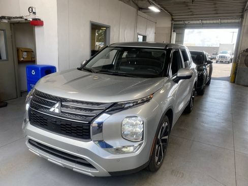 Used 2024 Mitsubishi Outlander SE FWD image 2