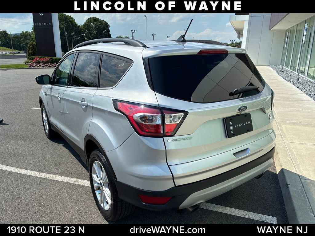Used 2018 Ford Escape SE w/ SE Sync 3 Package AWD/4WD image 3
