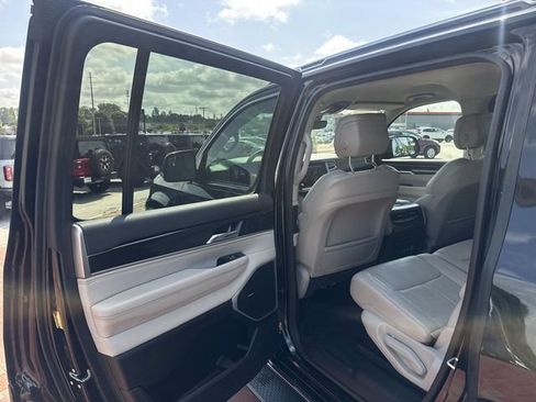 Used 2023 Jeep Wagoneer 2WD image 27