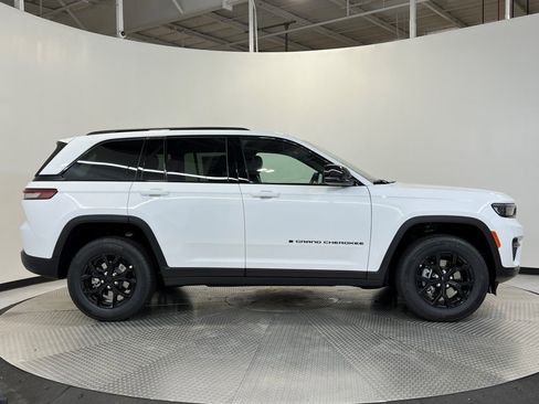 New 2025 Jeep Grand Cherokee Altitude image 2