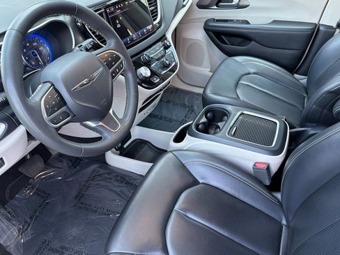 Used 2023 Chrysler Pacifica Touring-L FWD image 11