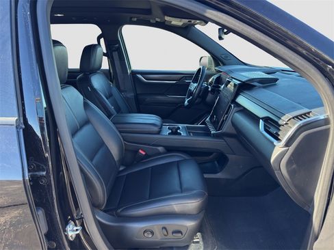 Used 2024 GMC Acadia Elevation image 25