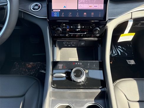 New 2025 Jeep Grand Cherokee Limited w/ Luxury Tech Group II image 15