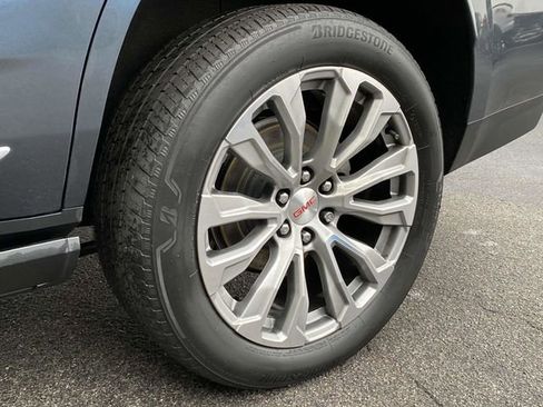 Used 2021 GMC Yukon Denali w/ Denali Premium Package image 11