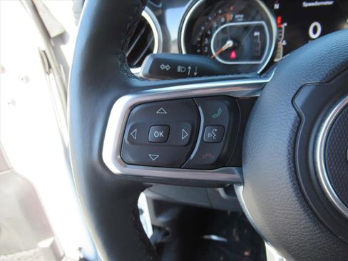 Used 2022 Jeep Wrangler Unlimited Sahara AWD/4WD image 18
