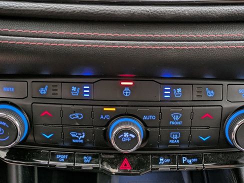 Used 2022 Dodge Durango R/T w/ Blacktop Package AWD/4WD image 8