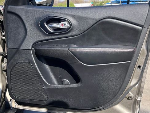 Used 2019 Jeep Cherokee Trailhawk image 22